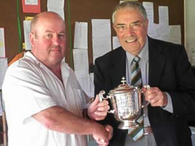 Quiller Barrett presents Graham Good  with the All England AC Handicap Trophy